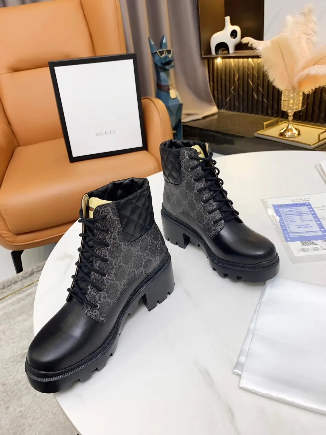 👟👟Ex-factory price 560👟👟 (Electric embroidery on the shoe collar ➕ Oil edge on the upper) The new version of Gucci GUCCI is on sale...🔥 It has a retro British style and is decorated with a LOGO cloth label on the front. Heel height: 6cm Fabric: Imported cowhide, open edge beads, lining/foot pads: upgraded cowhide 🐂 Color: black white open edge beads Code number: 34-40. 34 and 41 42 need to be customized Packaging: Comes with card and cloth bag.
